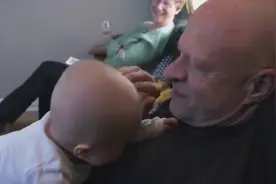 爷爷摸着孙子的头，宝宝的反应太好玩了视频封面