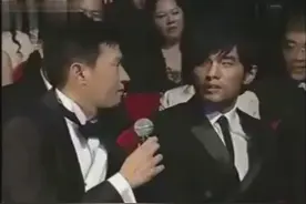 张家辉颁奖现场采访周杰伦遇尴尬，周杰伦：你还是说广东话吧！视频封面