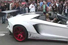 美女开着兰博基尼炸街，吸引力比男人开更招眼，路人惊讶的表情视频封面