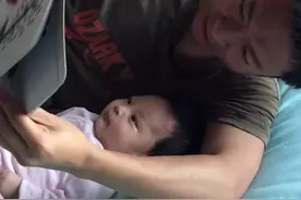 宝宝游戏0~3月，用黑白对比强烈，轮廓鲜明的黑白卡来让宝宝练习注视和追视，以促进视力发展，预防对眼、斜视。视频封面