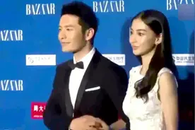 黄晓明夫妇带儿子逛街扫货 Angelababy为小海绵挑玩具童心未泯