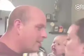 看到爸爸親妈妈[嘴唇]，宝宝吃醋了[呲牙]视频封面