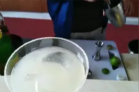 调酒大师教你在家就能调制世界级经典玛格丽特鸡尾酒，快来围观吧视频封面