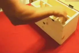 老木匠教你手工打造木箱子，装合页的方法很特别和平常的不一样视频封面