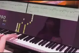 钢琴还可以这样弹，和玩音游一样太炫了