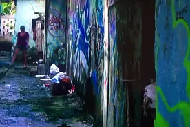 新婚夫妇在他国小岛蜜月度假时丈夫突然无故失踪，隐藏着什么秘密视频封面