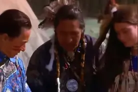 成龙大哥喝醉酒，醒来发现被酋长女儿睡了，被迫与之结婚，搞笑视频封面