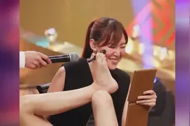 「雷人」台女星上节目用脚化妆 脚拇趾夹食物喂食视频封面