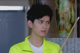 迪丽热巴花式打台球，马可在一旁都看呆了！这姿势也太好看了！