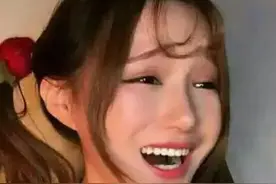 搞笑精选：妹子你这表情让我想起一个人图片