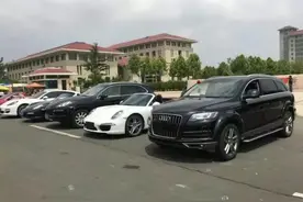 连云港师专门口停满豪车的真正原因，根本不是你想的那样。。。图片