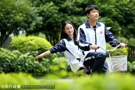 高校情侣毕业季穿校服重拾大一记忆图片