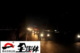 路灯黑漆漆，车灯明晃晃，乌鲁木齐这条路上行人“借”灯过马路图片