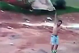 高手果然隐匿民间，今天发现了男子单臂悬挂挖掘机玩特技！图片