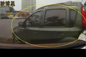 面包车不打转向不看后视镜 肆无忌惮地掉头被怒顶 是多么痛领悟图片