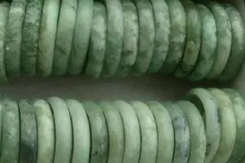 别以为戴假玉镯没事，时间长了，身体得废！图片