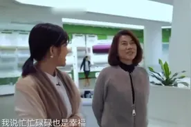 董明珠给记者介绍格力工厂用的空调：不用电费！视频封面
