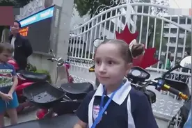 俄罗斯小女孩在中国读书奶奶突然来了，小女孩高兴能吃上老家美食视频封面