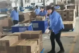 纸箱厂的妹子们每天上班就是干这个