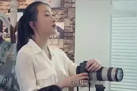 小伙反复追问美女的职业，美女让他猜，却被别人一语道破了