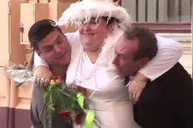 胖女人要求未婚夫抱一抱，男子力不从心，找路人帮忙！视频封面