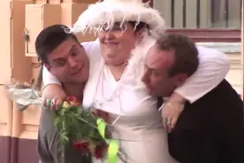 胖女人要求未婚夫抱一抱，男子力不从心，找路人帮忙！视频封面