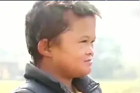 “小马云”范小勤如今身价过千万，豪车接送，9岁却还不会写字！视频封面