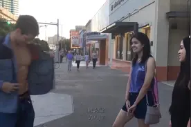 当遇到野生肌肉男模逛街，看看路人都是什么反应视频封面