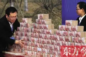 房地产公司给农民工发工资 2000万现金堆成山图片