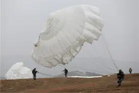 空降兵某师展开新兵新年首次跳伞训练图片