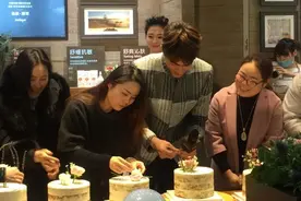 林更新现身南京与粉丝秀蛋糕插花图片