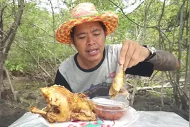 泰国大叔一人吃整只烧鸡 沾上辣椒酱吃太好吃啦视频封面
