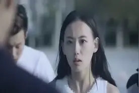 拥抱过后天上出现亮光，女友当着众人变身美人鱼，被专家抬走视频封面