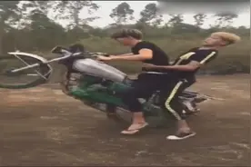 搞笑视频：农村小伙骑摩托车，笑晕了视频封面