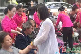 鄱阳洪玲美容养生馆情系老人 关爱社会图片