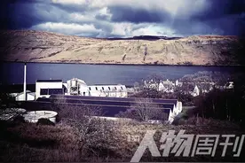 在苏格兰天空岛上的蔚蓝大海边，饮一啜“被天使喝掉的酒”｜在路上图片