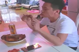 弟弟吃大鱼大肉却只让姐姐啃馒头，万万没想到三年后姐姐发了财！视频封面