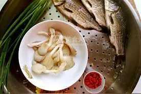 鲜味平菇鲫鱼汤图片