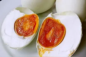 腌油黄咸鸭蛋图片