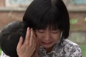 孩子偷了一瓶超市的酸奶，妈妈把孩子绑着打个半死视频封面