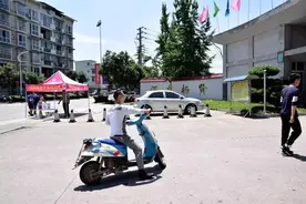 感动高考首日，丹棱考场外众生相图片