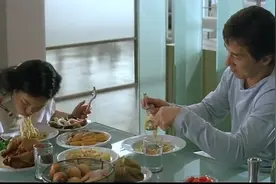 两个人叫了一餐桌的外卖，吃得完吗？网友：谁叫人家是有钱人视频封面