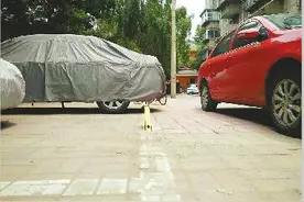 王官庄小区私设车位锁圈地引不满 居委会：限期拆除图片