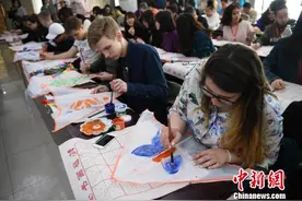 各国留学生聚长春手绘风筝 体验清明节传统习俗图片