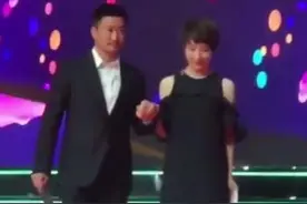 吴京牵着老婆谢楠出席活动 一个细节暴露俩人感情图片