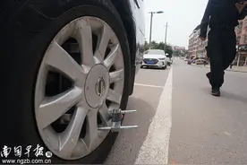 车主逾时不取车，收费员大锁锁轮胎！车主：你想锁就能锁吗？图片