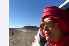 刘嘉玲晒撒哈拉旅行照片 粉红头巾形成强烈反差图片