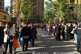 武汉一楼盘要求一天内交资料，购房者背着被子排长队抢房图片