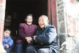 荣成八旬老人反哺报恩 不离不弃照顾百岁母亲图片