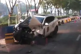 发生了什么事？东莞小车“怼上”隔离石墩 车头变翘板图片